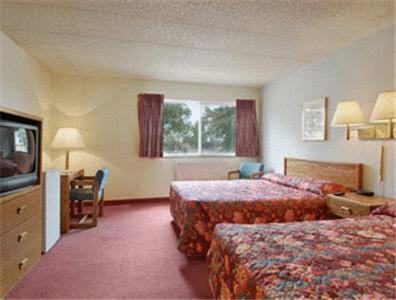 林垦日落酒店的酒店客房设有两张床和一台平面电视。