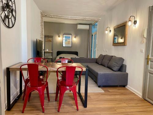 佩皮尼昂République - Dauder de Selva的客厅配有桌椅和沙发