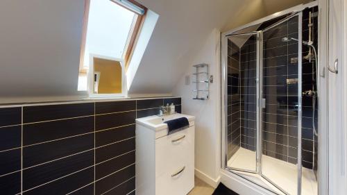 布罗姆利Sapphire Apartment Bromley Common的一间带水槽和淋浴的浴室