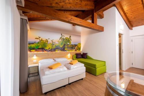 德罗玛索阿格里图尔圣露西亚酒店的客厅配有白色沙发和绿色椅子