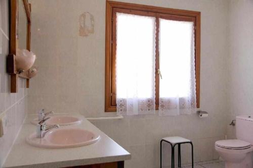 奥查加维亚Casa Rural Mantxoalorra的一间带水槽和卫生间的浴室以及窗户。