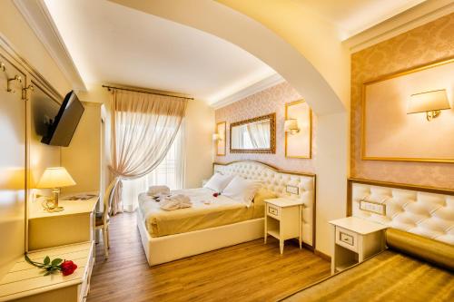 米兰马瑞提那玛赞提酒店的酒店客房,配有床和电视