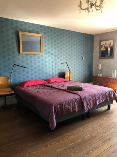 BétaucourtDealettante的一间卧室配有一张大床和紫色毯子