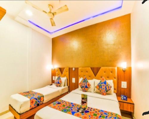孟买Hotel BENTLY Terminal-2的一间卧室设有两张床和天花板