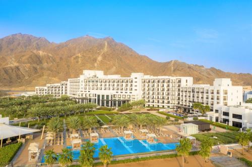 艾阿卡InterContinental Fujairah Resort, an IHG Hotel的享有度假村的空中景致,设有游泳池和棕榈树