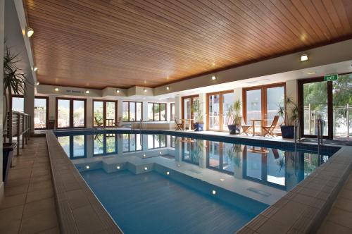 洛恩坎伯兰洛恩度假村的一座大型游泳池,位于一座带窗户的建筑内