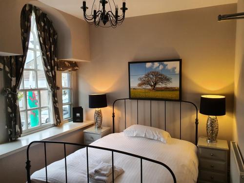 克里克豪厄尔力推巨龙酒店的一间卧室设有一张床和两个窗户。