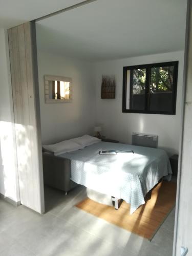 拉特斯特德布赫Villa Paradis Pyla sur Mer的一间带床的卧室,位于带窗户的房间内