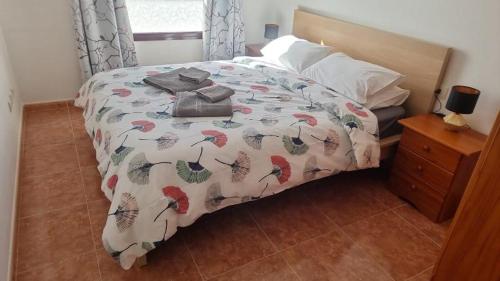 卡勒达德福斯特Bahia sol的一间卧室配有一张床和被子