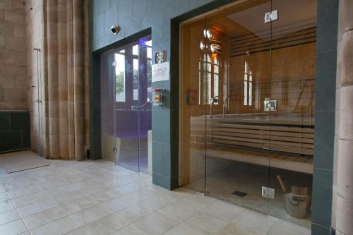 奥古斯都堡Raven Wing Apartments - Highland Club Scotland的大楼内带玻璃淋浴间的浴室