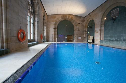 奥古斯都堡Raven Wing Apartments - Highland Club Scotland的大楼内一个蓝色的大型游泳池