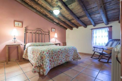 ArchivelCasas Rurales Noguericas的一间卧室配有一张床和一把椅子