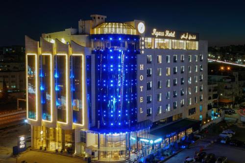 安曼阿亚斯酒店的上面有蓝色的灯的建筑