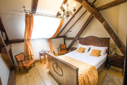 布拉索夫卡萨安堤瓜旅馆的阁楼上的卧室配有一张大床