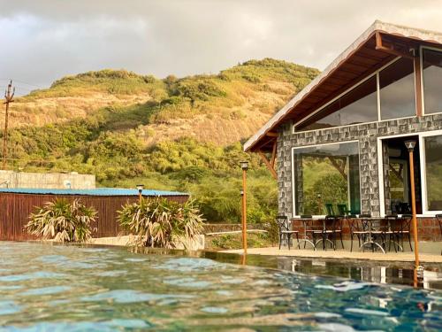 罗纳瓦拉Mastiff Grand La Villae的一座房子,设有一座山地游泳池
