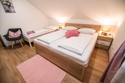 勒什赖斯齐德沃尔旅馆的一间小卧室,配有两张床和椅子