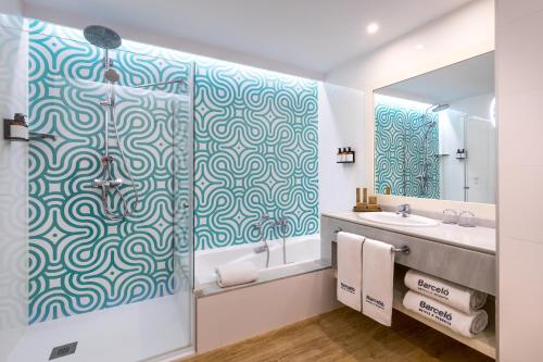 雷塔马尔巴塞罗加塔角酒店的带淋浴、盥洗盆和镜子的浴室