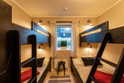 萨伦Vasabyn Fjällhem的一间卧室设有两张双层床和一扇窗户。