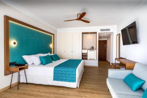 雷塔马尔巴塞罗加塔角酒店的酒店客房,配有床和沙发