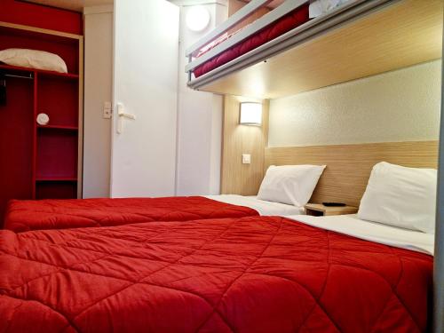 普瑞米尔洪福乐经典酒店客房内的一张或多张床位