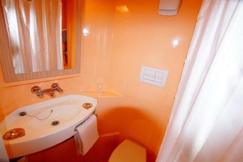 普瑞米尔洪福乐经典酒店的一间浴室