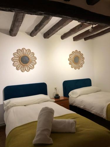 RadiqueroCasa Grasa的一间设有两张床的客房,墙上有两面镜子