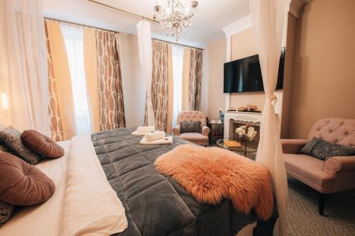 泰尔奇泰尔奇酒店的一间卧室配有一张带橙色毛绒枕头的床