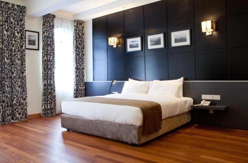金马仑高原草莓园度假酒店的一间卧室设有一张大床和黑色墙壁
