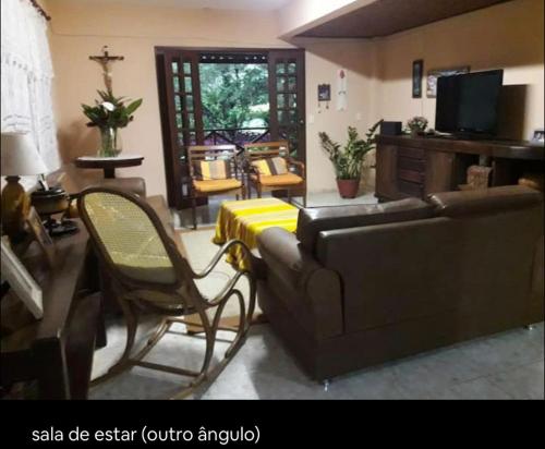 瓜拉米兰加Sítio São Gerardo - Aconchegante casa no campo.的客厅配有沙发和椅子