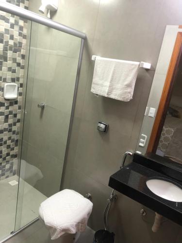 皮雷诺波利斯Hotel Santa Maria的带淋浴、卫生间和盥洗盆的浴室