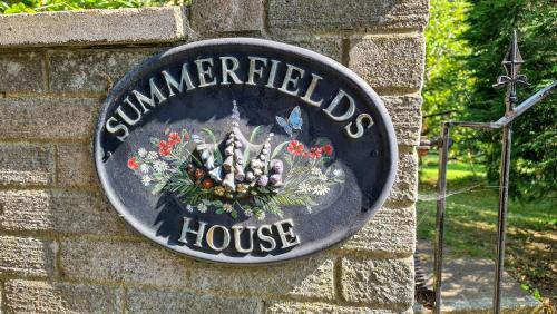 海斯廷斯Summerfields House的砖墙上锤场房屋的标志