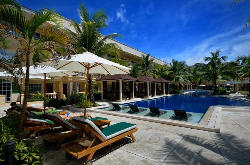 长滩岛和南恩花园度假酒店的一个带躺椅游泳池的度假村和度假村