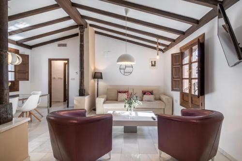 格拉纳达BnS Dauro Suites的客厅配有沙发和桌椅