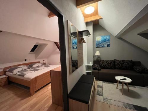 马里兰科维茨帕贝斯特家庭公寓的小房间设有床和沙发