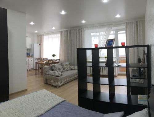乌法RentUfa в Центре на Заки Валиди的一间卧室设有客厅和带沙发的客厅。