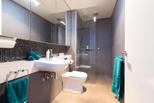 墨尔本Experience Port Melbourne的浴室配有白色卫生间和盥洗盆。