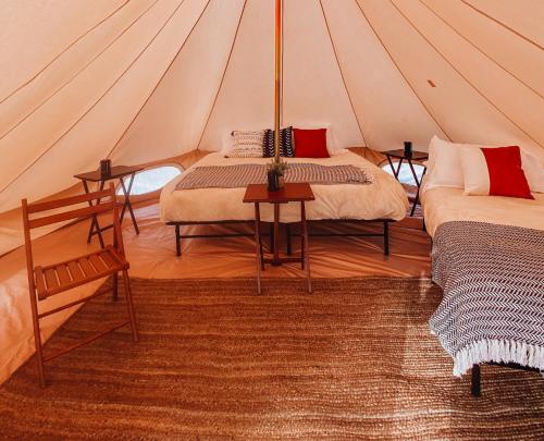 佳能威尔Wander Camp Bryce Canyon - Escalante的帐篷内带两张床的房间