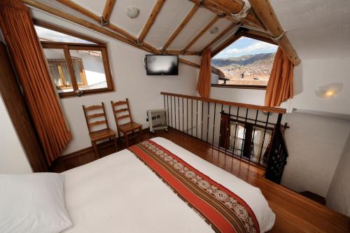 库斯科Casa San Blas Cusco Exquisite By Xima的一间卧室设有一张床和一个大窗户