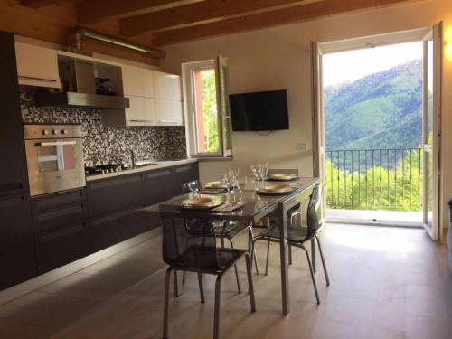 TocenoCasa Vista Monte Rosa的一个带桌椅和大窗户的厨房