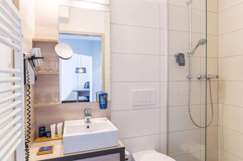 哥廷根哥廷根丽笙公园酒店的一间带水槽和淋浴的浴室