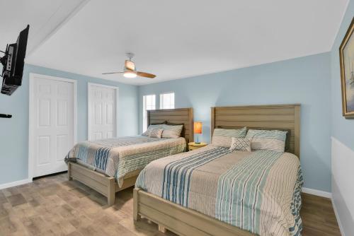 Jamaica Beach Home with Wraparound Beach-View Deck客房内的一张或多张床位