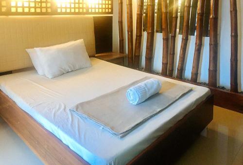 CandonE. Moreno Recreation Beach Resort Ilocos Sur的床上有一条可移动的毛巾