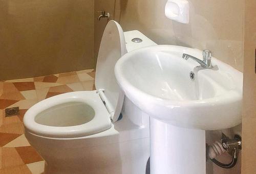 CandonE. Moreno Recreation Beach Resort Ilocos Sur的浴室配有白色卫生间和盥洗盆。