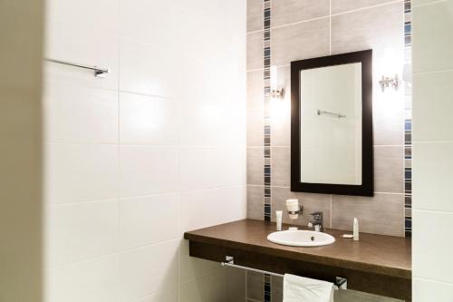 莱鲁斯Domaine du Mont-Saint-Jean的一间带水槽和镜子的浴室