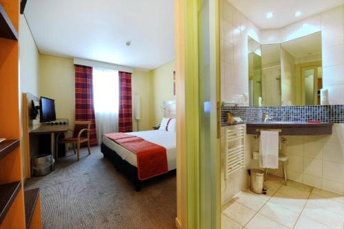 莫佐Bes Hotel Bergamo Ovest的一间酒店客房 - 带一张床和一间浴室