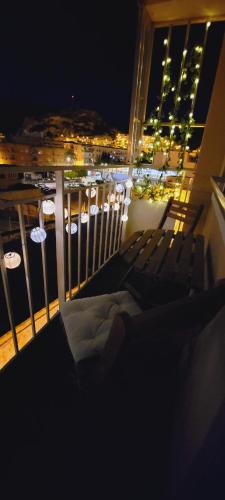 阿尔么丽亚ALMERIA SOL Y SUR APARTMENTO - Netflix y Parking GRATUITO的阳台配有椅子,晚上可欣赏到城市美景