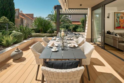 斯普利特K luxury residence的庭院里的餐桌和椅子