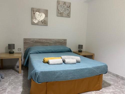 卡马斯Sevilla Apartamento en Camas a minutos del centro de Sevilla Wifi的一间卧室配有一张带两个枕头的床