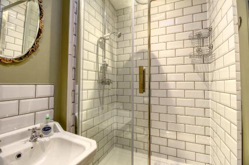 哈德斯菲尔德Central Huddersfield House, inc parking的带淋浴和盥洗盆的浴室