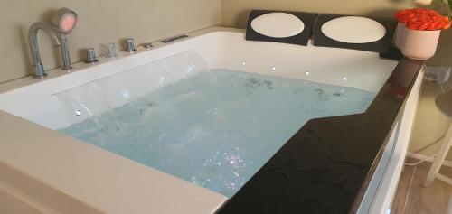 内坦亚Royal suite with sea view- private jaccuzi-Also suitable for orthodox people的浴室设有装满水的浴缸。